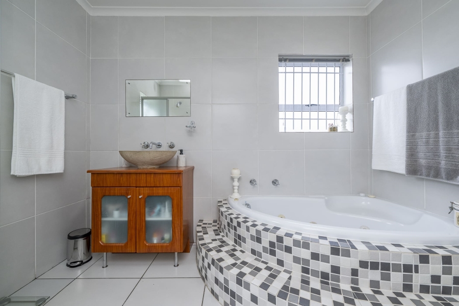 3 Bedroom Property for Sale in Uitzicht Western Cape